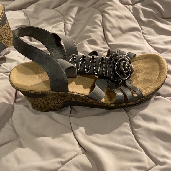 Cute Sandel - Picture 2 of 2